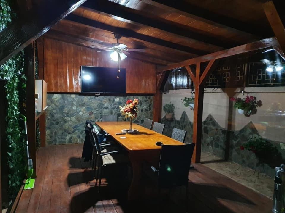 Hotel Casa Cattleya Târgu Jiu Exterior foto